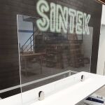 Sintek ha enfocado sus esfuerzos productivos hacia la fabricación de mamparas contra el contagio de coronavirus