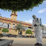 Personal del Ayuntamiento desinfecta una plaza durante el período de confinamiento en el estado de alarma por coronavirus en Arahal
