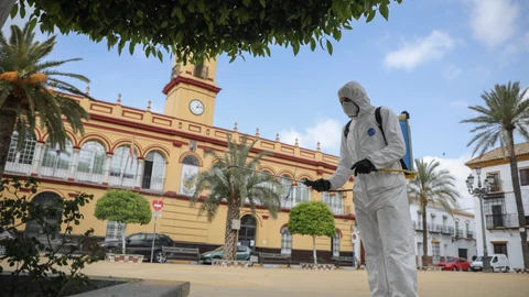 Personal del Ayuntamiento desinfecta una plaza durante el período de confinamiento en el estado de alarma por coronavirus en Arahal