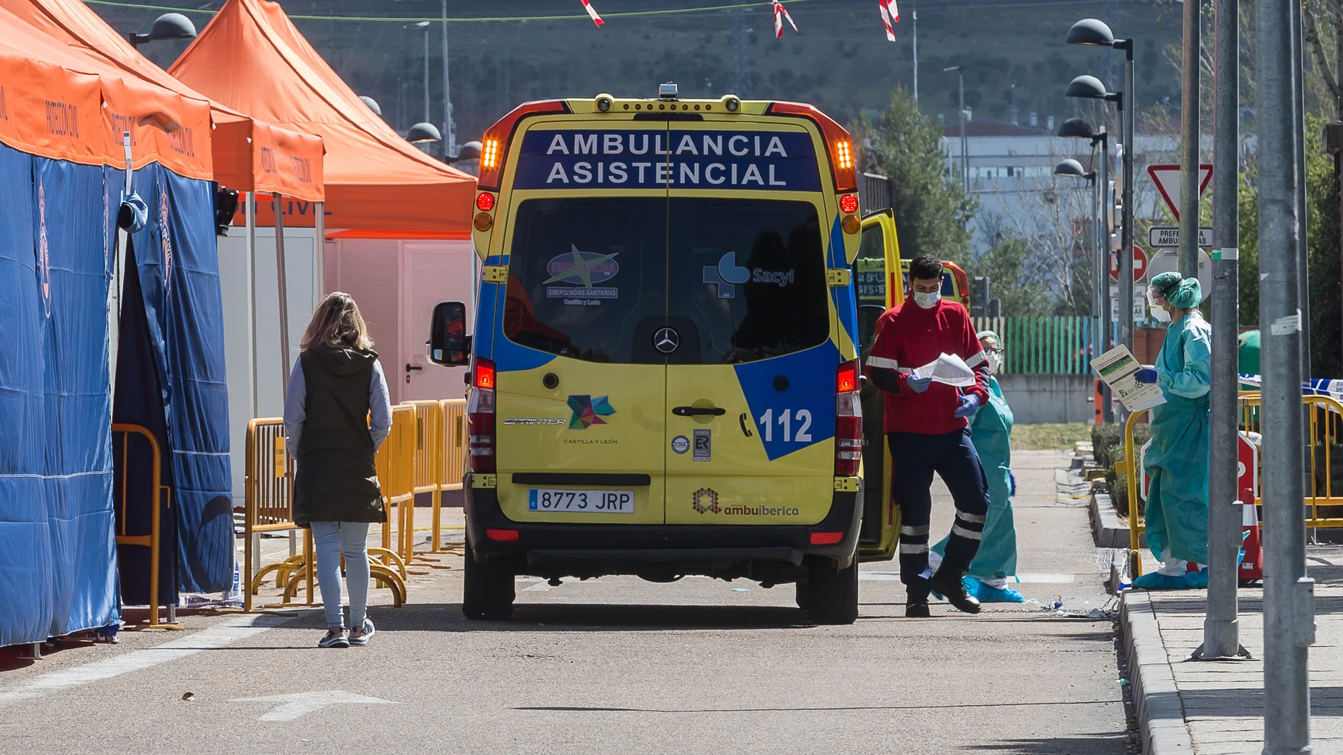 Atención sanitaria en las carpas exteriores Covid del hospital Río Hortega de Valladolid
