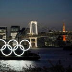 Anillos olímpicos gigantes en la noche de Tokio
