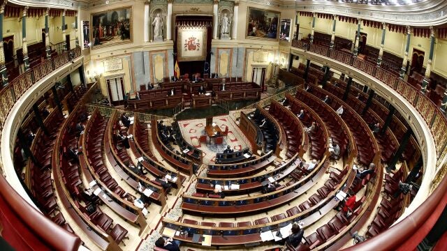 Un momento del pleno celebrado este miércoles en el Congreso de los Diputados en Madrid, que ha contado con una asistencia reducida de parlamentarios a causa de las medidas para contener el coronavirus. Además de la convalidación de los decretos económicos para paliar las consecuencias sociales de la pandemia del coronavirus, el Congreso debate la prórroga del estado de alarma hasta el próximo 11 de abril. EFE/Mariscal POOL