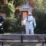 Un militar de la UME desinfecta las zonas exteriores de una residencia de Madrid