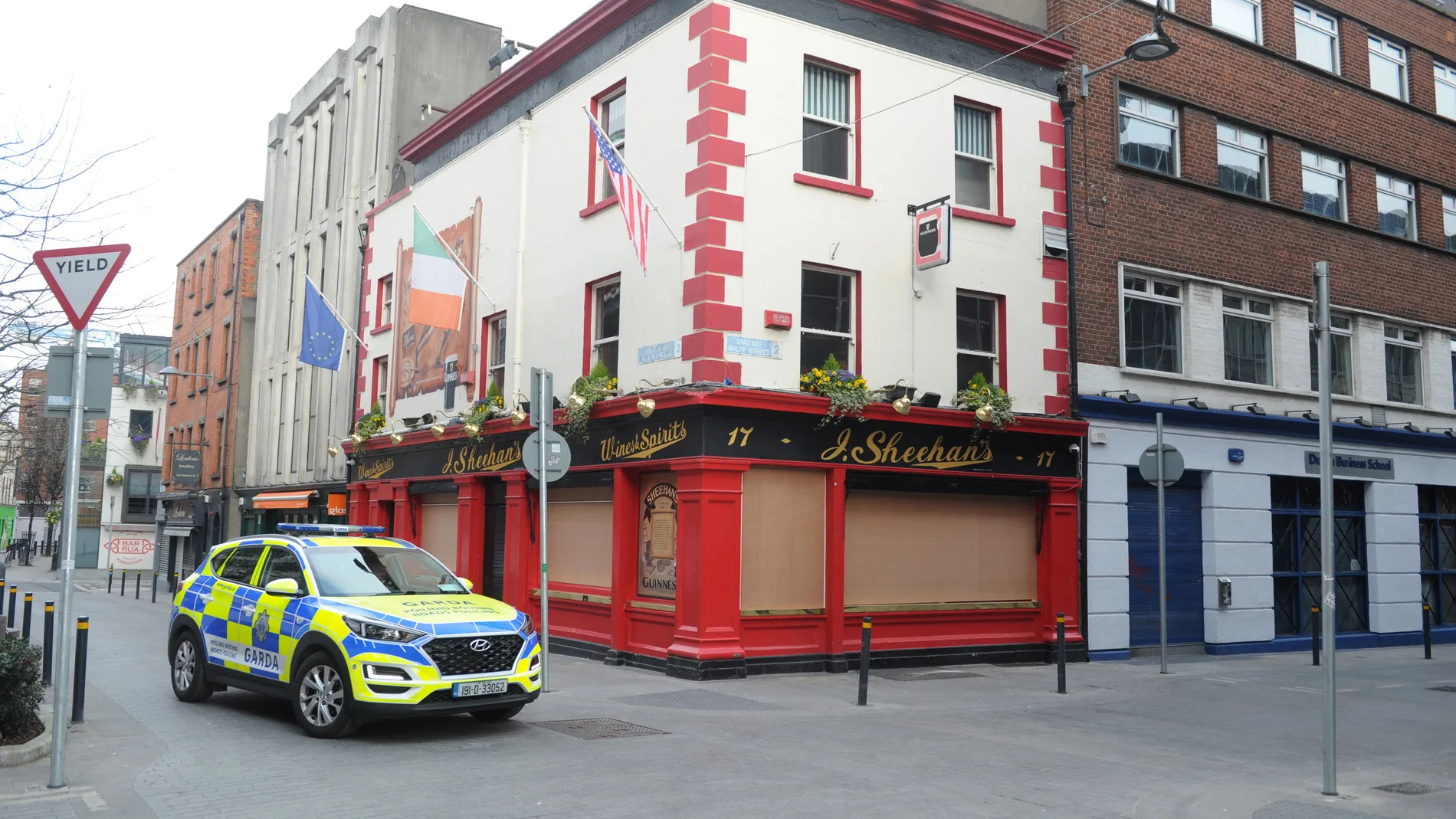 Un coche patrulla pasa junto a un pub cerrado en Dublín/EFE
