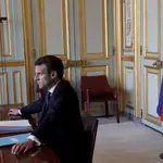 El presidente francés, Emmanuel Macron, en su despacho del Elíseo/AP