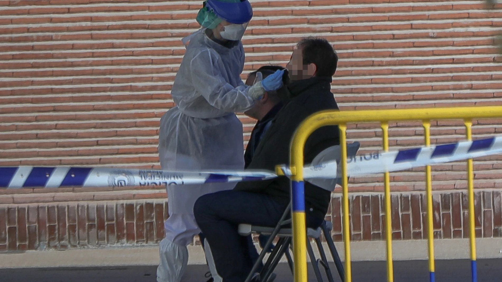 Una sanitaria le realiza a un trabajador de servicios esenciales uno de los test rápidos de coronavirus que adquirió el Ayuntamiento de la capital