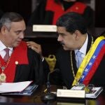 El presidente de Venezuela, Nicolás Maduro, junto al Presidente del Tribunal Supremo, Maikel Moreno
