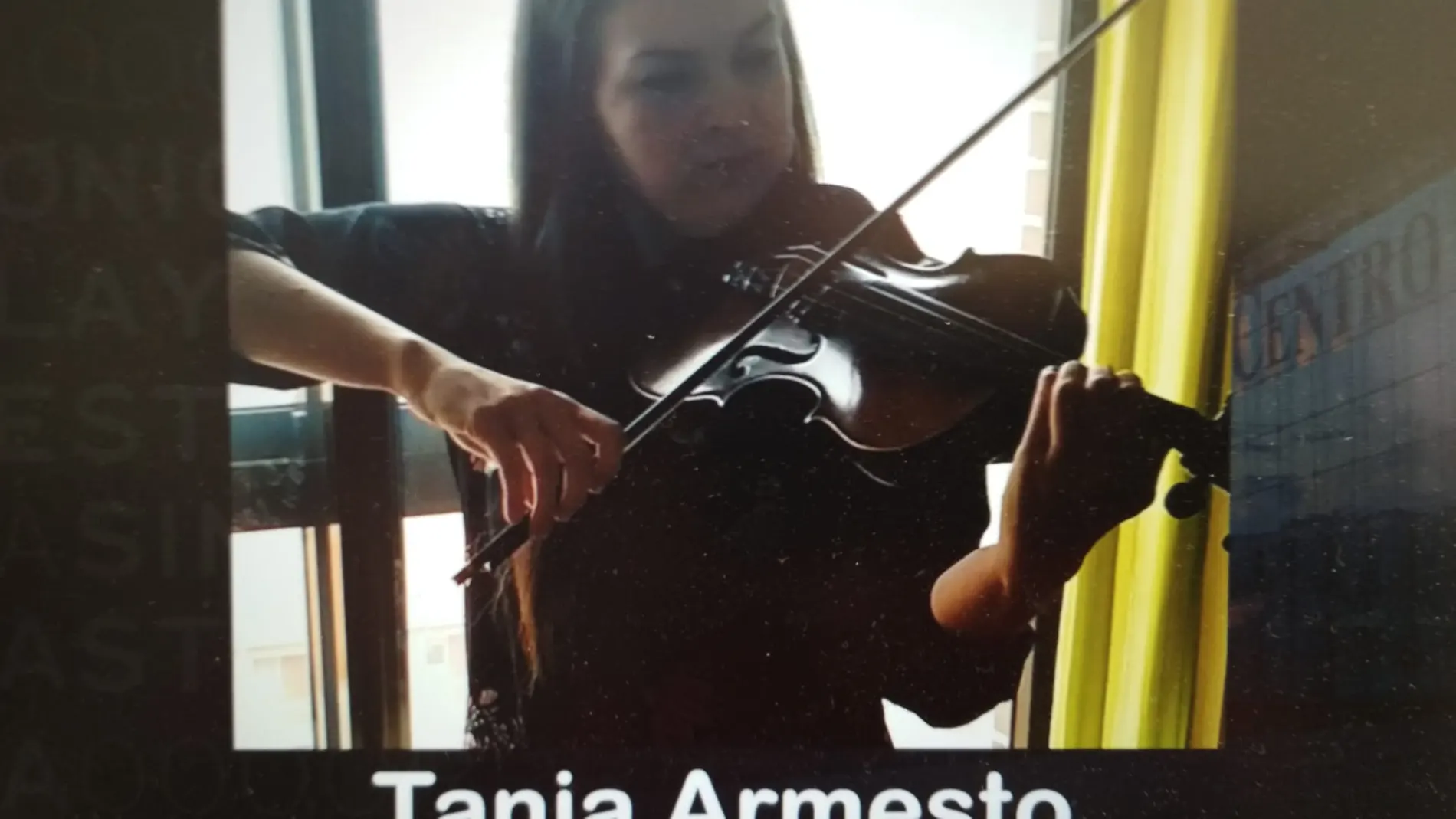 La violinistta Tania Armesto interpreta la pieza "O sole Mio"
