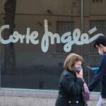Una mujer y un joven pasan al lado de uno de los centros del Corte Inglés de Madrid la semana pasada