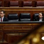 El presidente del Gobierno, Pedro Sánchez, y el vicepresidente Pablo Iglesias, durante el pleno del Congreso que se celebró el miércoles 25 de marzo para convalidar los decretos económicos para paliar las consecuencias del coronavirus y debatir la prórroga del estado de alarma