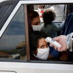 La Policía iraní comprueba si tienen coronavirus los pasajeros de un vehículo/EFE