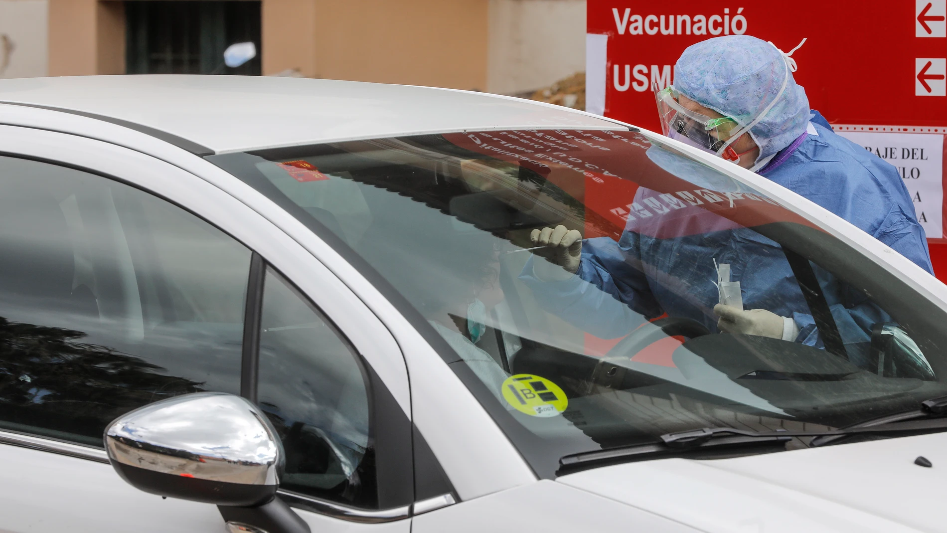 Una trabajadora sanitaria del Hospital de la Malvarrosa realiza un test de COVID-19