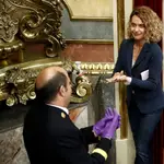 La presidenta de la Cámara, Meritxell Batet, hace uso del gel higienizante durante el pleno celebrado este miércoles en el Congreso de los Diputados en Madrid.