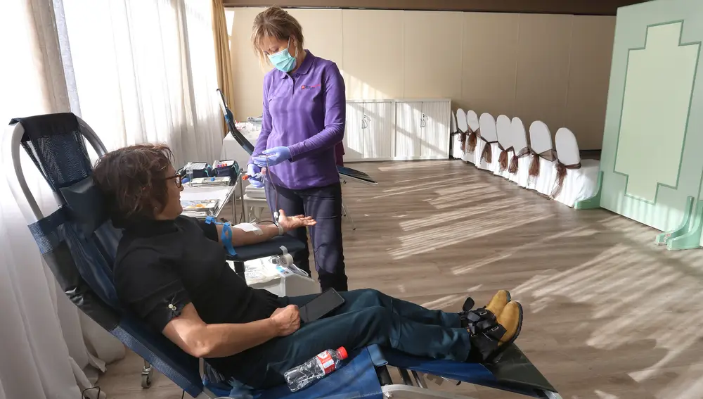 Punto de extracción de sangre instalado en el comedor del hotel Rey Sancho de la capital por tener cerrado el punto del hospital Rión Carrión