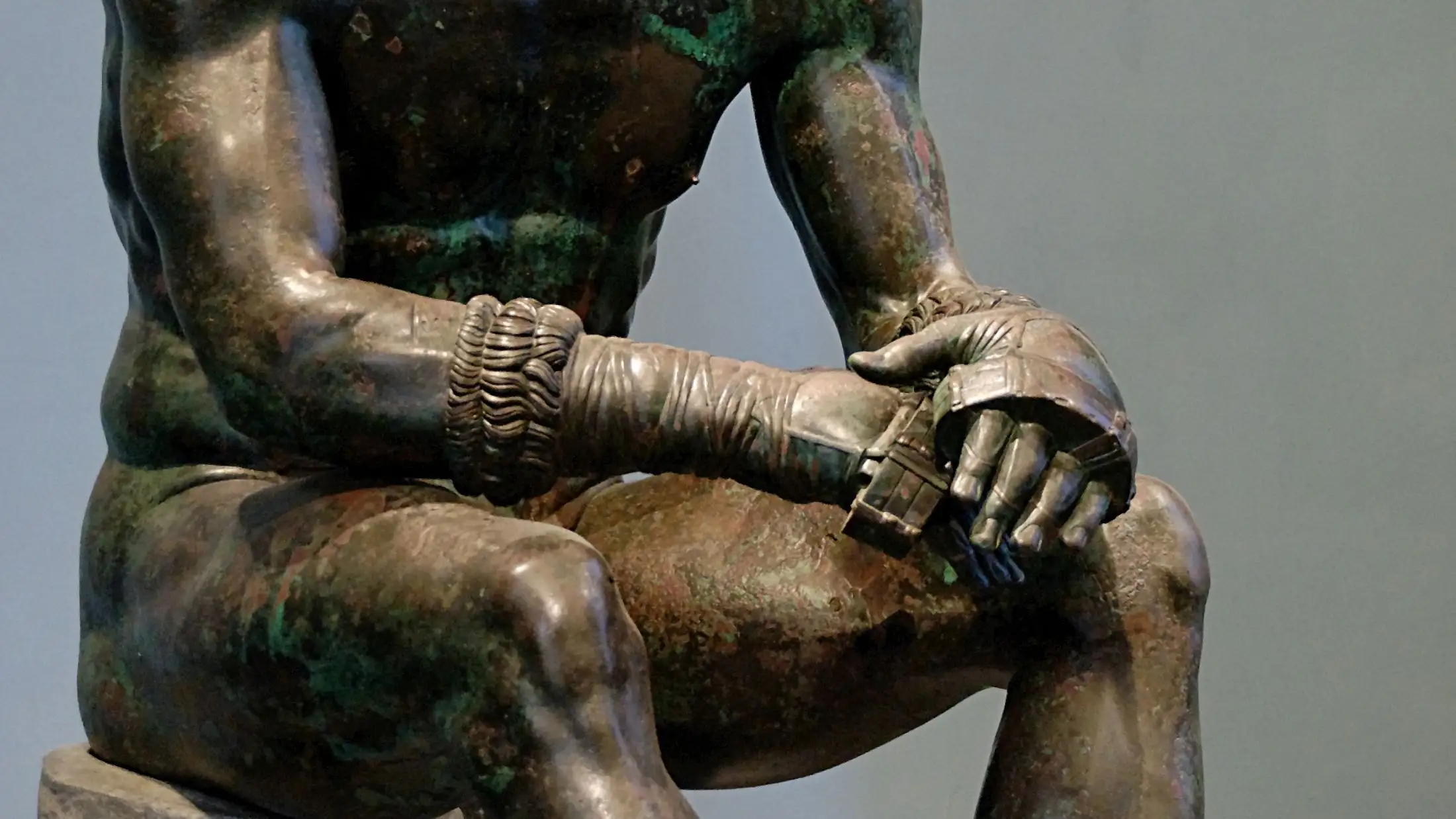"Púgil en reposo", una escultura en bronce encontrada en las termas de Constantino. En las manos se pueden ver los guantes
