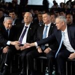 Netanyahu y Gantz se saludan en una foto de archivo