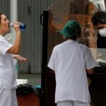 Personal sanitario descansa en los exteriores del Hospital de Ifema