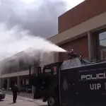  La Policía Nacional adapta un cañón de agua de los antidisturbios para desinfectar las calles de Madrid