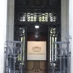 Puerta del edificio de La Bolsa de Madrid