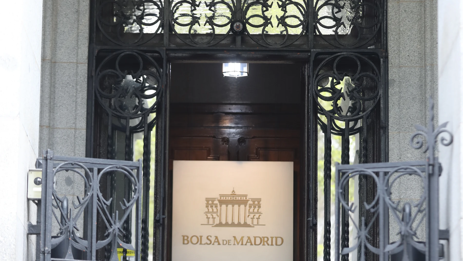 Puerta del edificio de La Bolsa de Madrid