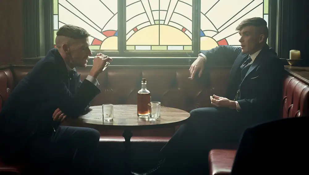 Paul Anderson (izda.) y Cillian Murphy interpretan a Arthur y Tommy Shelby, respectivamente, en "Peaky Blinders"