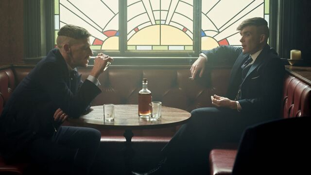Paul Anderson (izda.) y Cillian Murphy interpretan a Arthur y Tommy Shelby, respectivamente, en "Peaky Blinders"