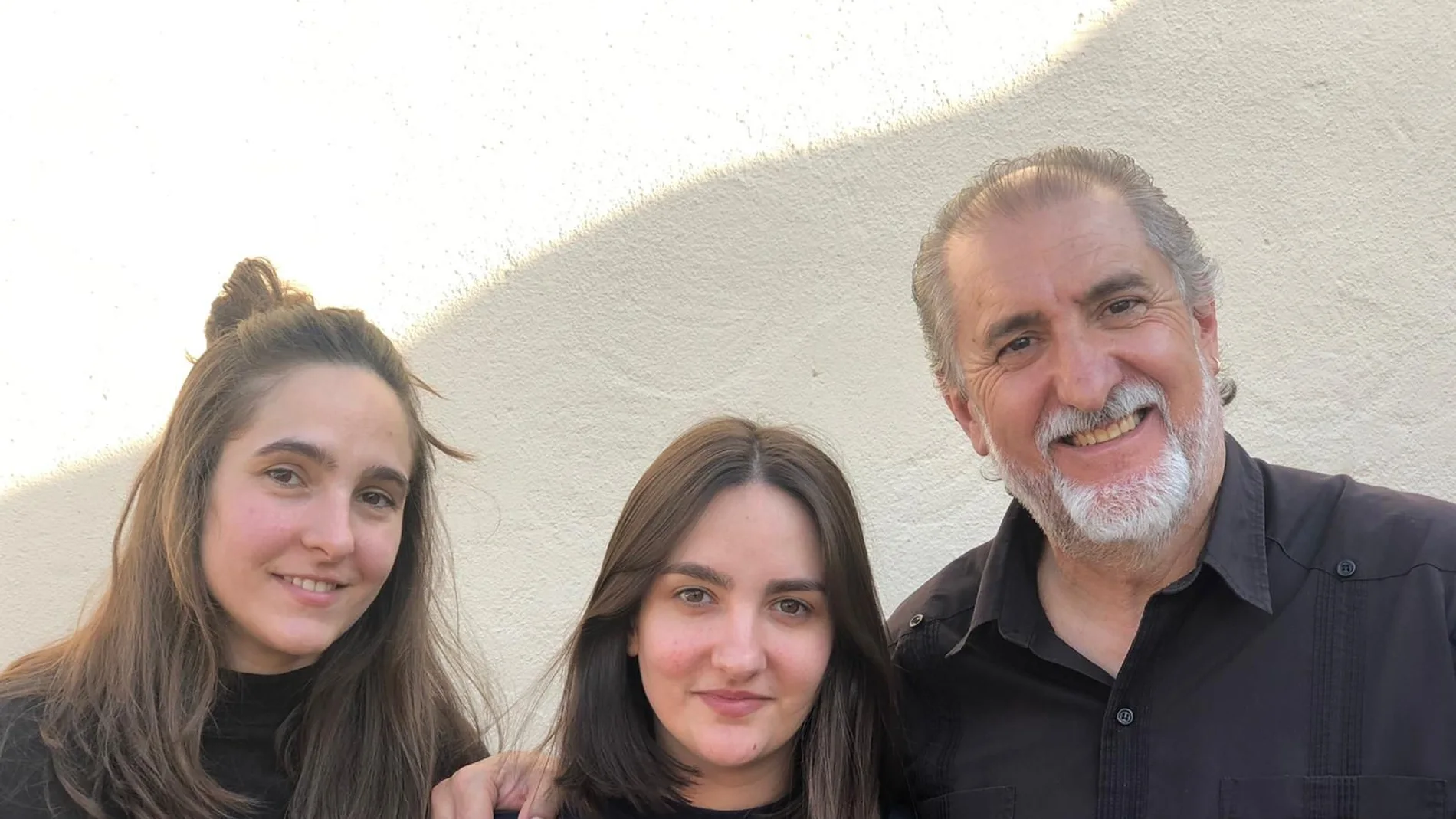 El folclorista vallisoletano Paco Díez junto a sus hijas Inés y Clara