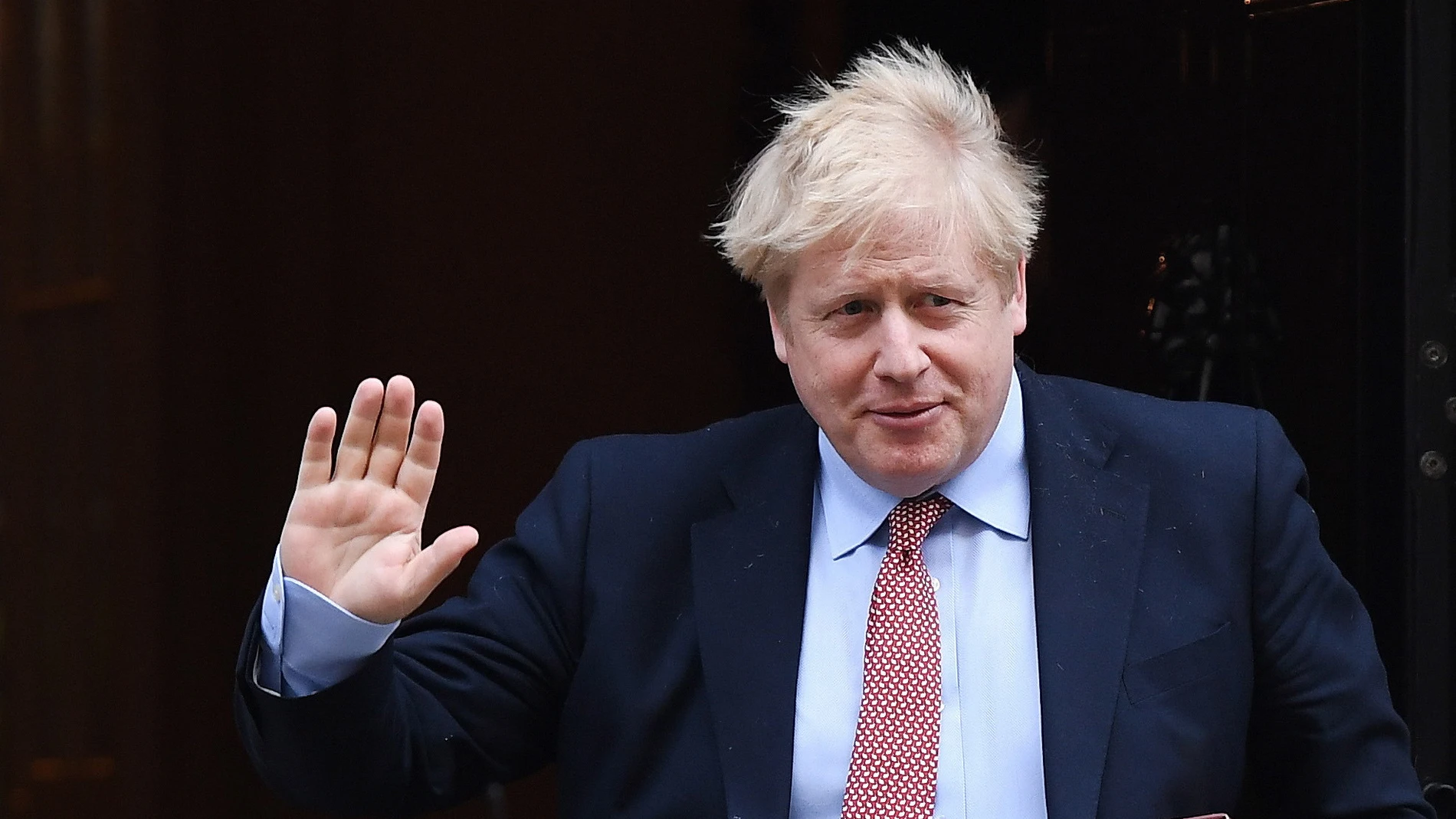 El primer ministro británico Boris Johnson sale del número 10 de Downing Street
