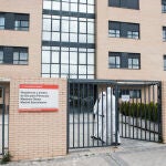 Militares de la Unidad Militar de Emergencias (UME) totalmente protegidos se disponen a entrar por la puerta de la Residencia y Centro de Día ORPEA Madrid Sanchinarro, donde llevarán a cabo tareas de desinfección para evitar la propagación del coronavirus, en Sanchinarro, Madrid (España), a 27 de marzo de 2020.