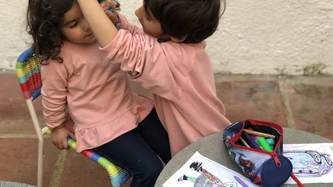 Los piojos no saltan ni vuelan, se arrastran y así colonizan cabezas