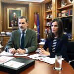 Los Reyes en una videoconferencia con el presidente de Mercadona.