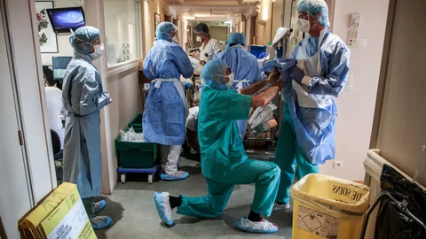 Personal sanitario en un hospital de Neuilly-sur-Seine, cerca de París