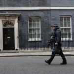 Un policía monta guardia en la fachada del número 10 de Downing Street, residencia oficial de Boris Johnson y su prometida