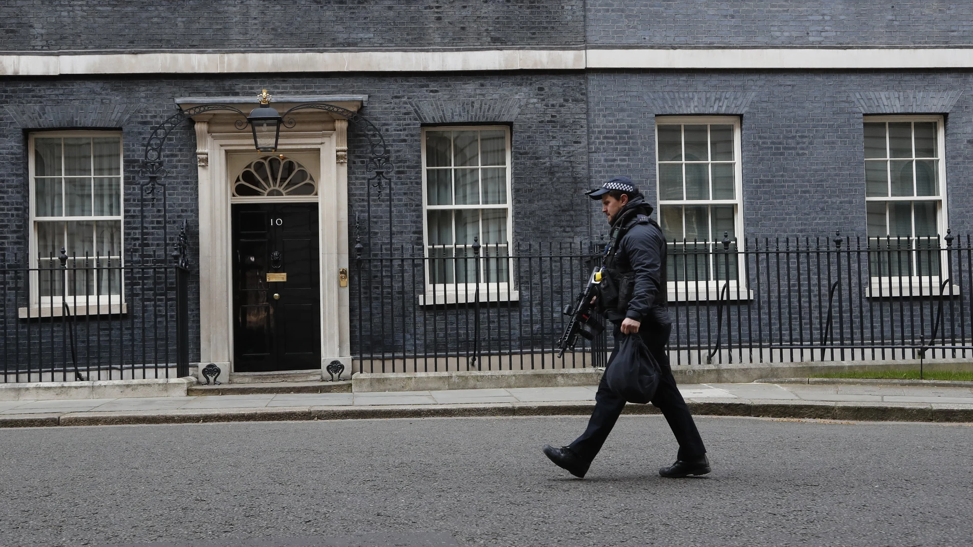 Un policía monta guardia en la fachada del número 10 de Downing Street, residencia oficial de Boris Johnson y su prometida