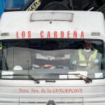 Un conductor de camión totalmente protegido conduce por una carretera madrileña el mismo día en el que el Ministerio de Transportes ha ampliado en cinco millones de mascarillas más el pedido inicial del que lanzó el pasado fin de semana de ocho millones con el fin de distribuirlas entre todos los trabajadores del sector de los transportes y así asegurar su seguridad frente a la expansión del coronavirus