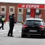 Agentes del Cuerpo Nacional de Policía controlan la entrada de un vehículo francés en la frontera hispanolusa de Fuentes de Oñor-Vilar Formoo