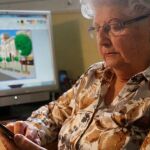 Los mayores son vulnerables frente al nuevo enemigo, pero también frente a la soledad y el aislamiento