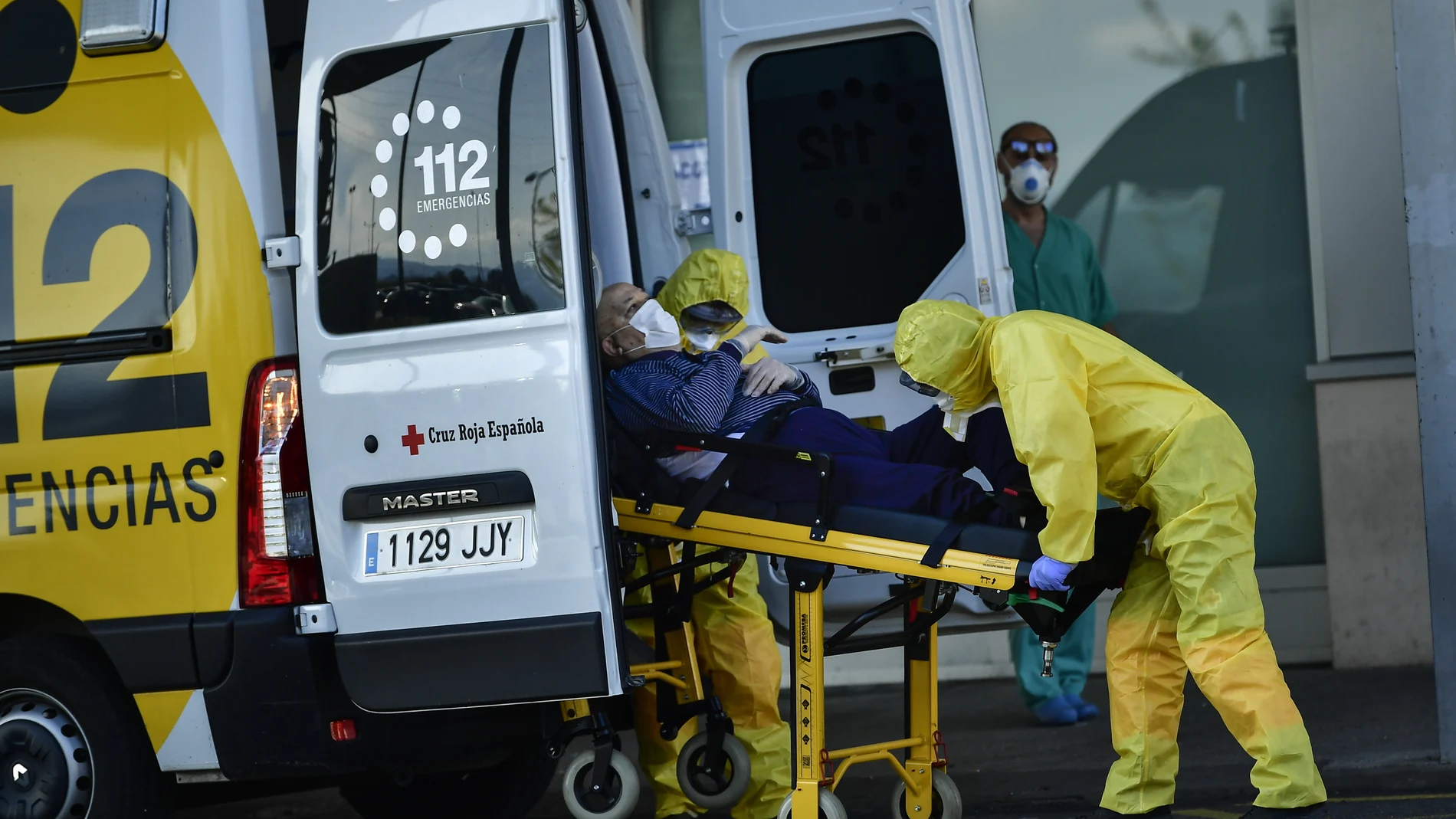Una ambulancia recoge a una persona con coronavirus