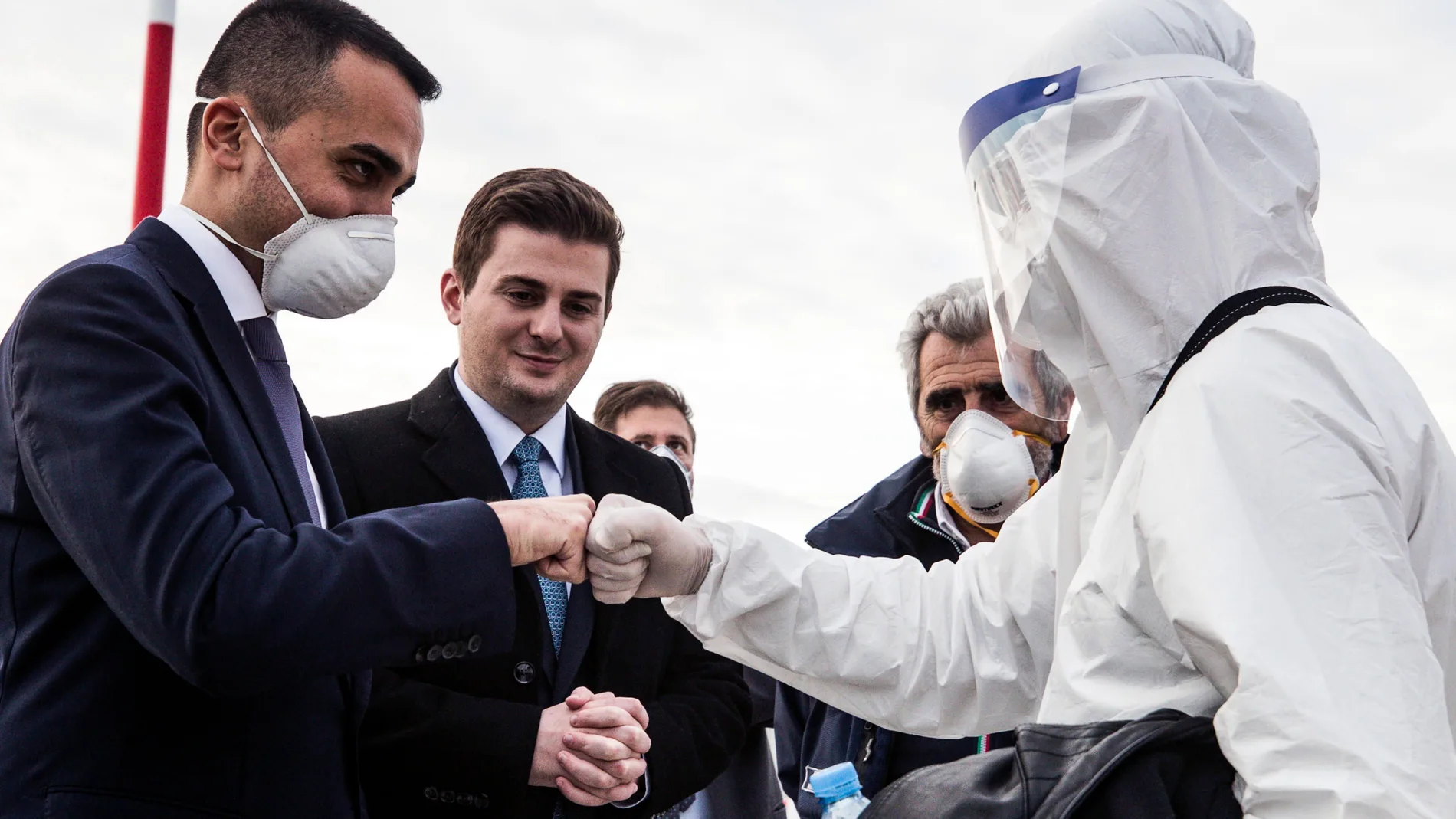 El ministro de Asuntos Exteriores Luigi Di Maio da la bienvenida su homólogo albanés Gent Cakaj y al equipo de médicos llegados a Italia