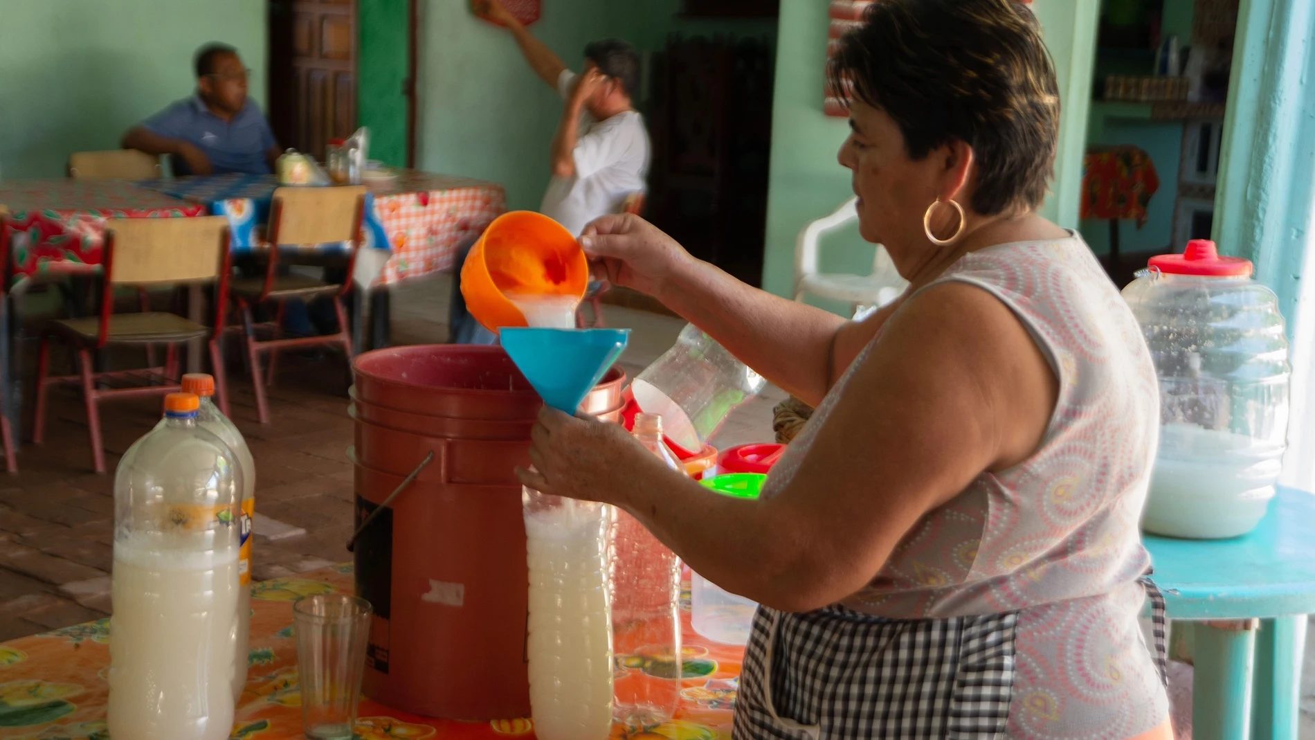 Una mujer sirve la bebida ancestral llamada taberna el 21 de marzo de 2020, en la localidad de Miraflores en el estado de Chiapas (México).
