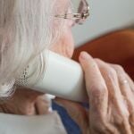 Algunos municipios han puesto en marcha este teléfono de atención a las personas mayores que se encuentran solas