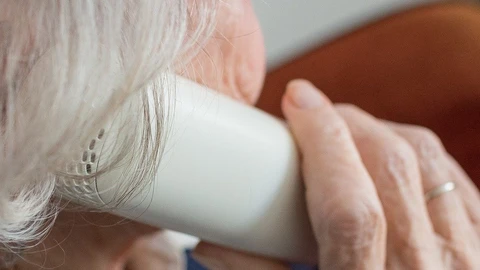 Algunos municipios han puesto en marcha este teléfono de atención a las personas mayores que se encuentran solas