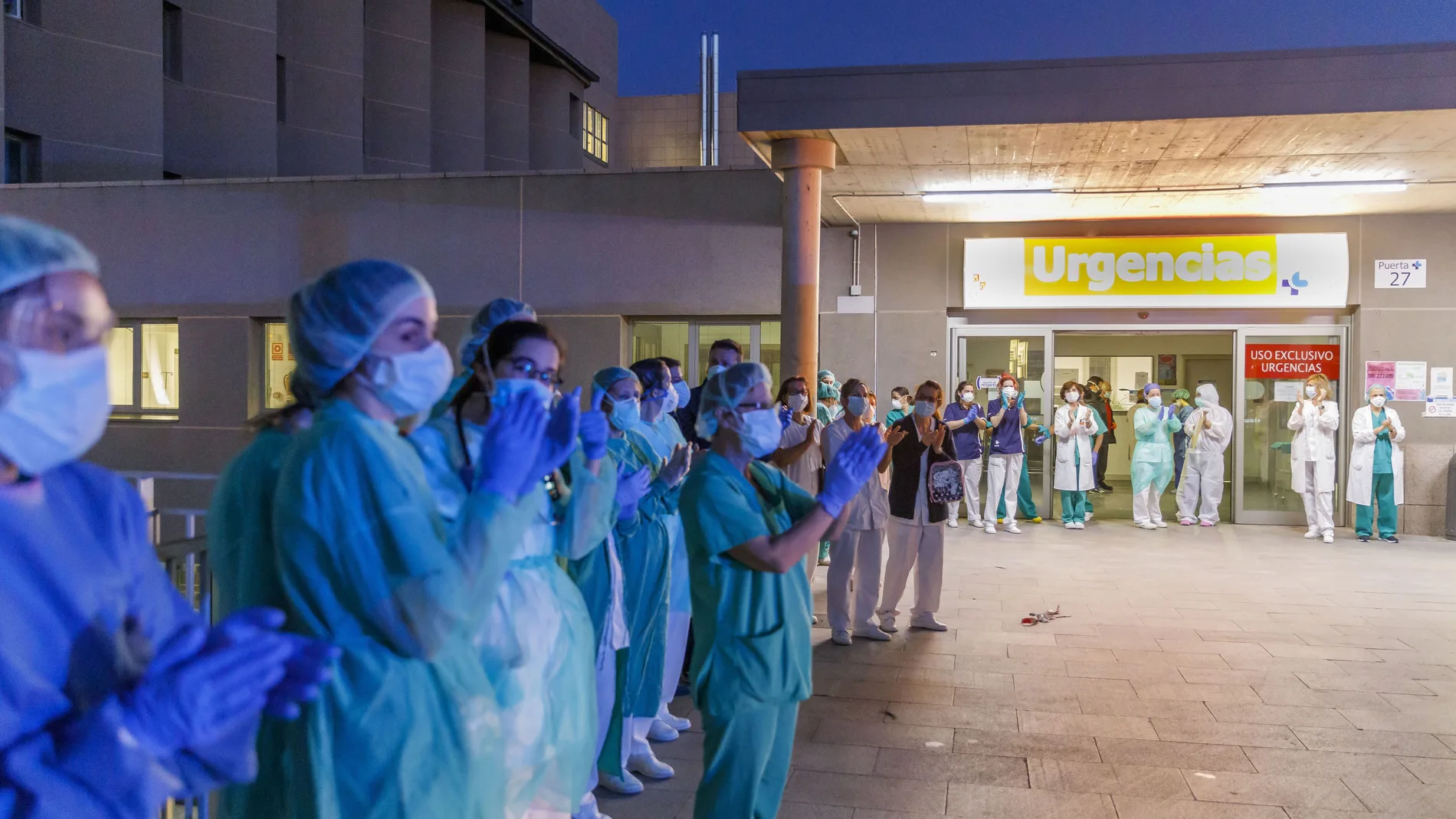 El personal sanitario de Segovia aplaude a las puertas del hospital