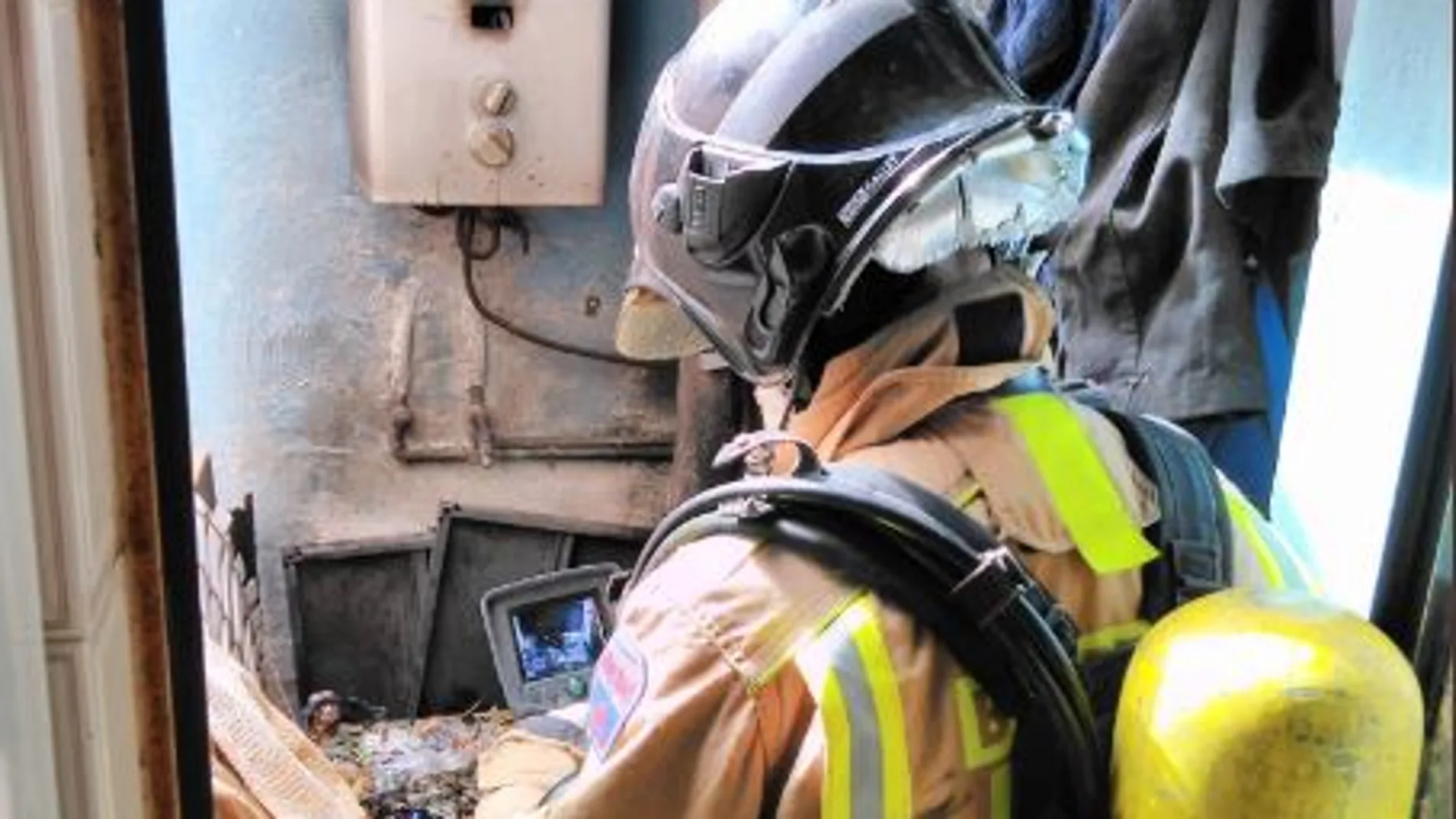 Bomberos atendiendo un incendio en una vivienda