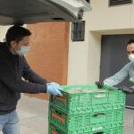 Un voluntario del Comedor Social San Vicente Paúl El Pumarejo, recoge la donación diaria en la tienda de Mercadona en la cale Perafán de Rivera, en el barrio de la Macarena
