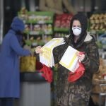 Una mujer sale del supermercado en Viena con mascarilla. A partir del miércoles será obligatorio