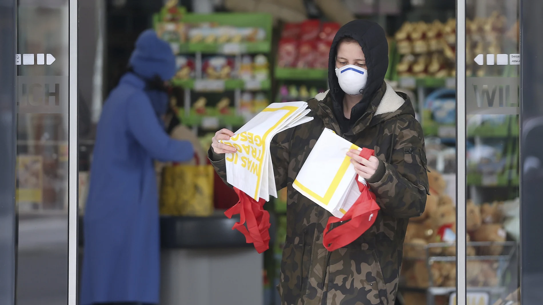 Una mujer sale del supermercado en Viena con mascarilla. A partir del miércoles será obligatorio