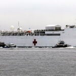 El «Comfort», un barco de la Marina, con mil camas, ha atracado en Nueva York para liberar a los hospitales/EFE