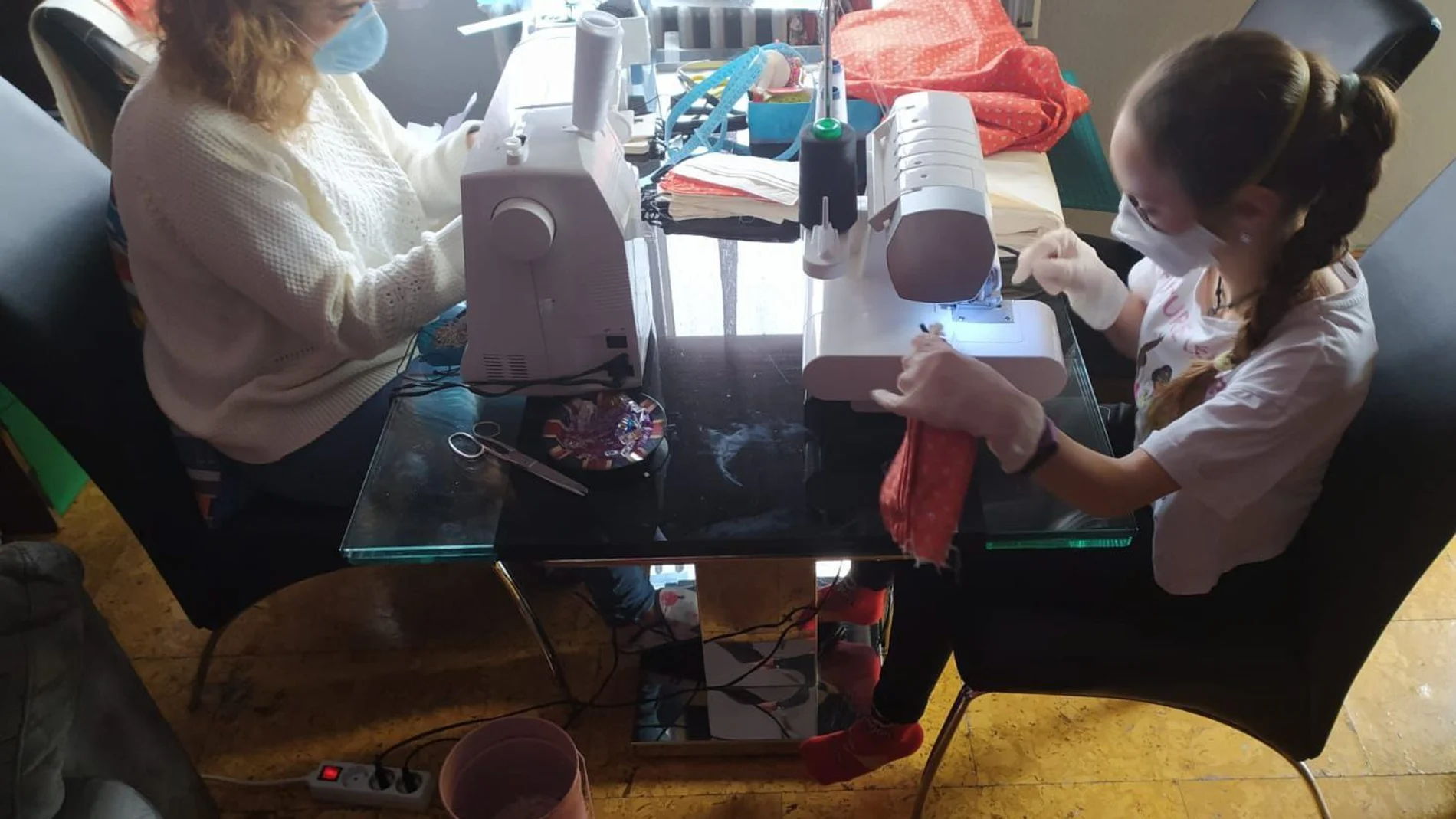 Alicia y su hija elaboran en casa mascarillas de protección con sus máquinas de coser que echan humo estos días