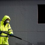 Un operario trabajando para desinfectar las calles de Granada